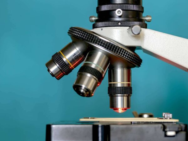 Microscope with its objective lenses