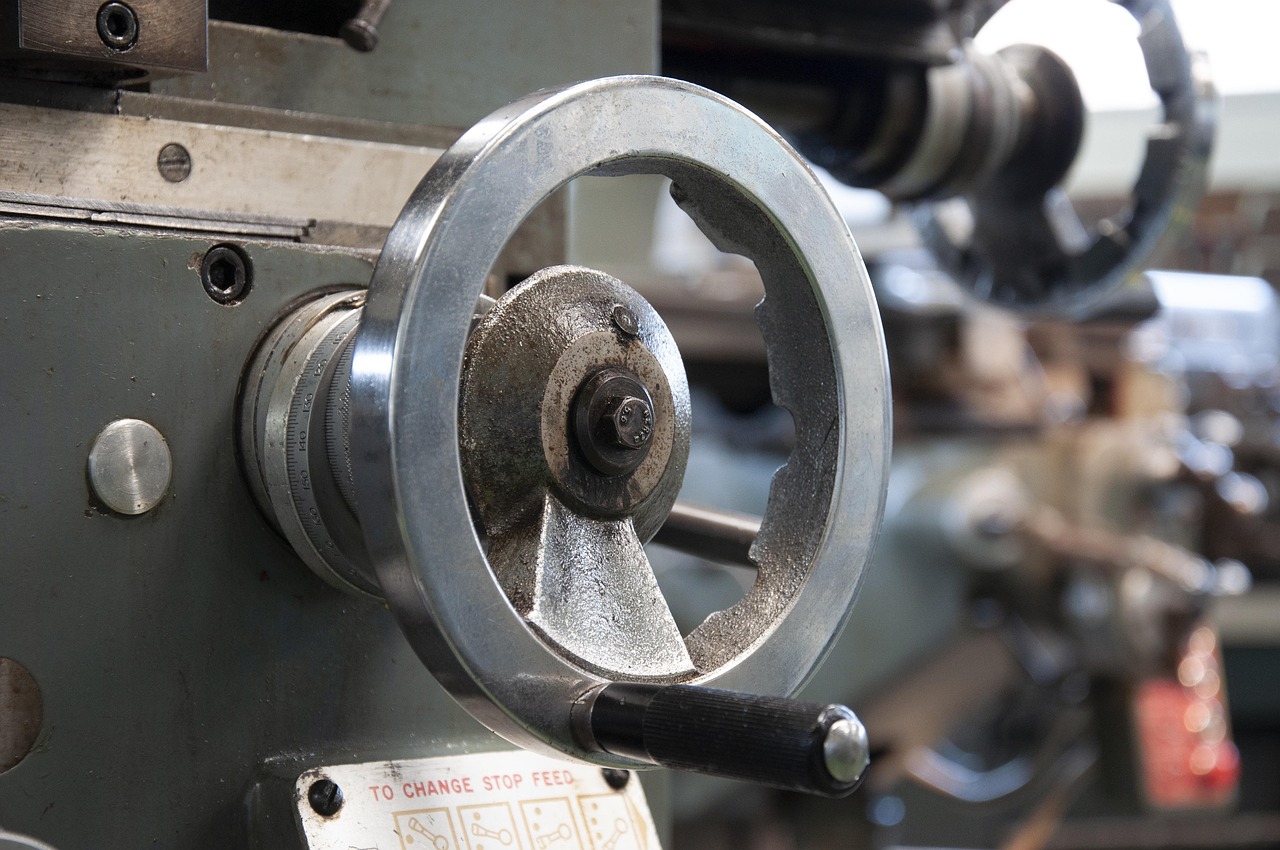 Handwheel and feed controls on a metalworking lathe